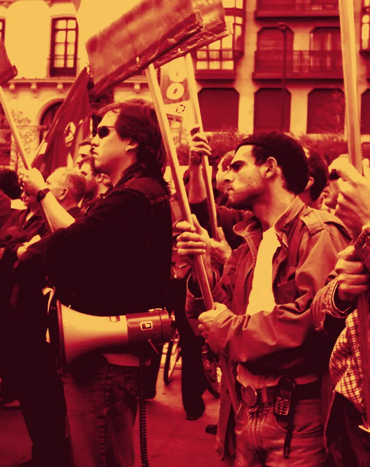 Manifestación del 1 de mayo: trabajadores con pancartas, banderas y un megáfono
